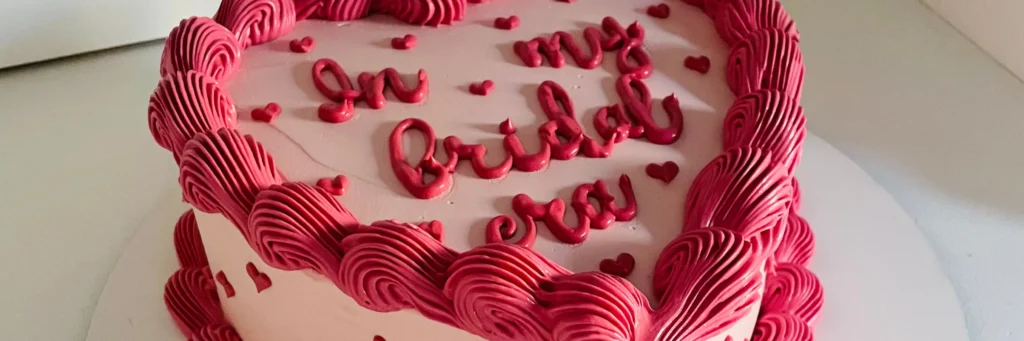 immagine di torta scenografica a cuore